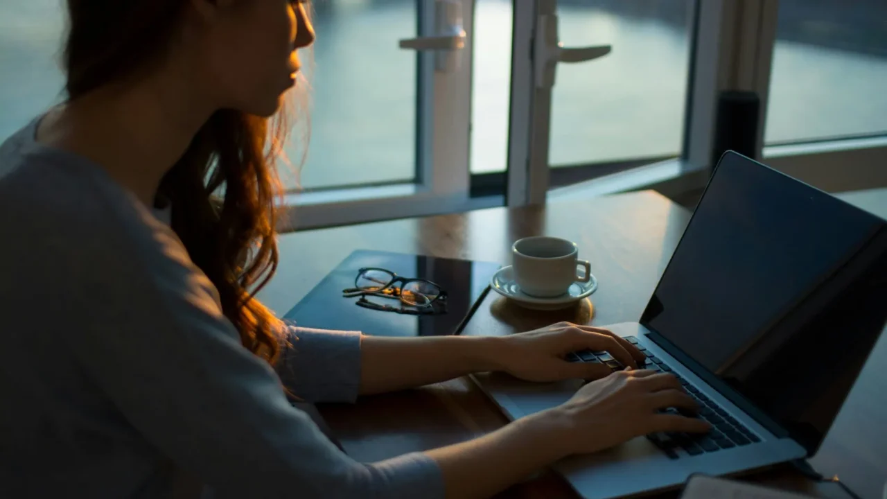 Employee using a workplace benefits platform to review benefits after onboarding.