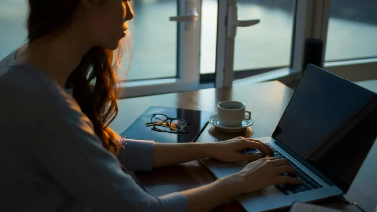 Employee using a workplace benefits platform to review benefits after onboarding.